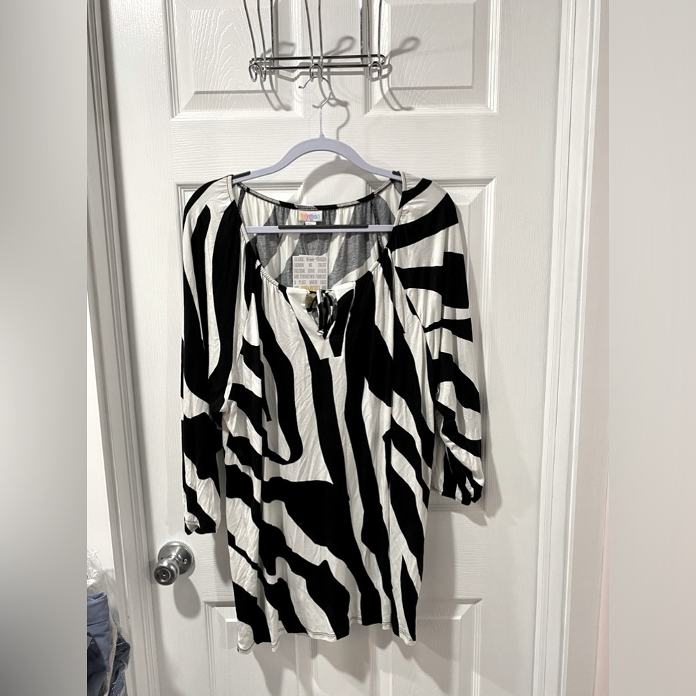 Lularoe NWT Debra Peasant blouse, black and white, size 3X, Zebra pattern